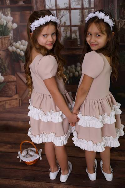 Elegancka sukienka dziewczęca z falbankami  Beżowa
