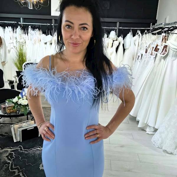 MILI Gorsetowa suknia z boa błękit