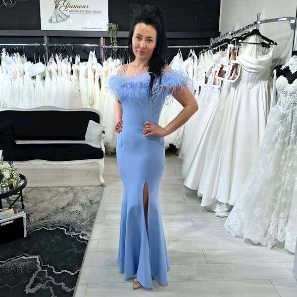 MILI Gorsetowa suknia z boa błękit