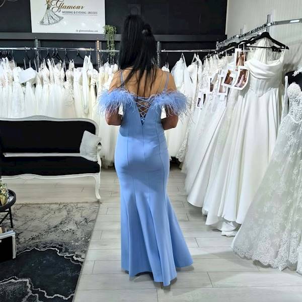 MILI Gorsetowa suknia z boa błękit