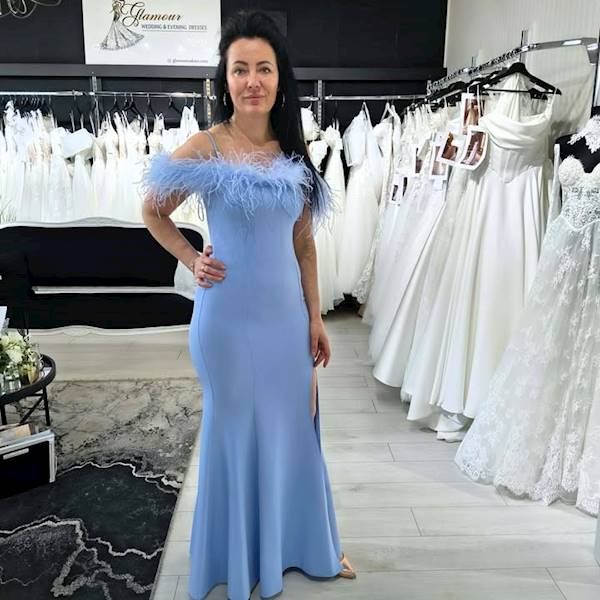 MILI Gorsetowa suknia z boa błękit