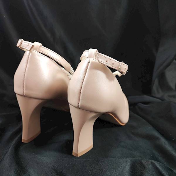 CZÓŁENKA SKÓRZANE NA MODNYM SŁUPKU BEŻ ZUZA