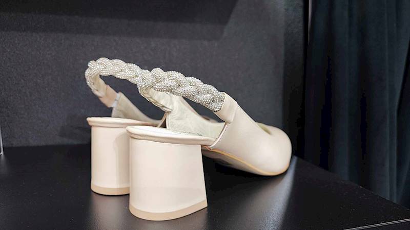 Czółenko niskie z brokatowym paskiem Manuela Beż