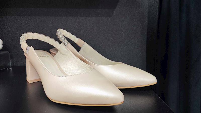 Czółenko niskie z brokatowym paskiem Manuela Beż