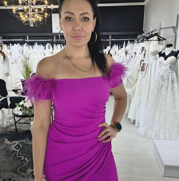 ADELAJDA  sukienka Fuksja z piórami