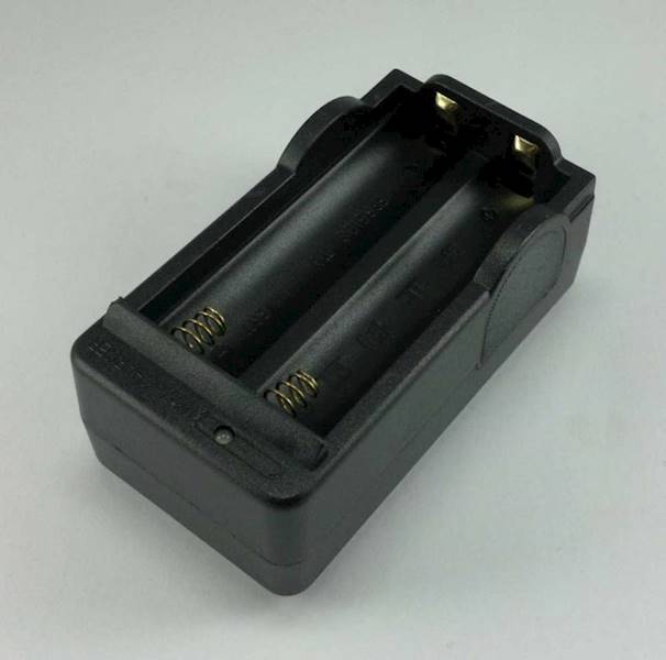 ŁADOWARKA 2X18650 LI-ION 230V