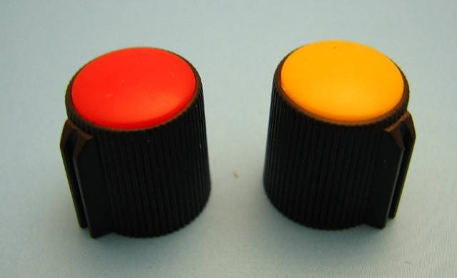 GAŁKA POTENCJOMETRU CZARNA 13MM GC13 CZERWONA