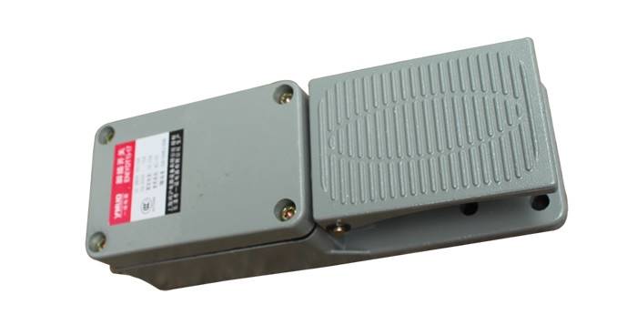 PRZEŁĄCZNIK NOŻNY10A 250V ON-ON PN17