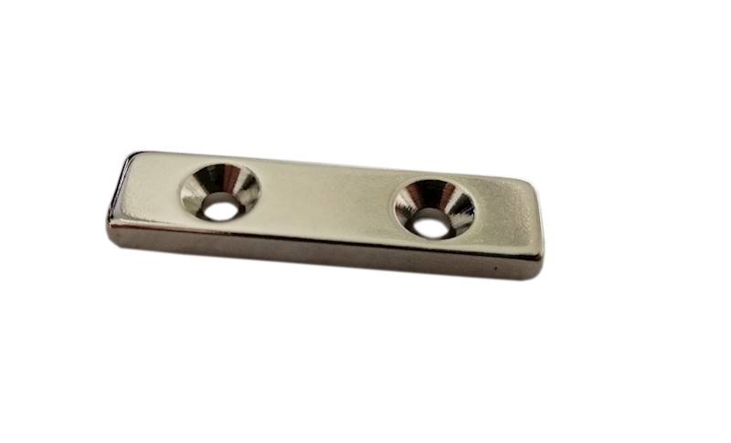 MAGNES PROSTOKĄTNY 39x19x5mm Z OTWOREM 2x11/5mm