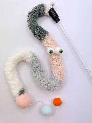 YARRO PATYK DLA KOTA GĄSIENICA 45CM