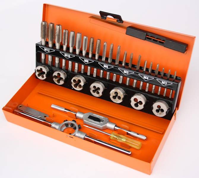 ZESTAW GWINTOWNIKÓW I NARZYNEK 32cz. M3-M12 C9182 RICHMANN