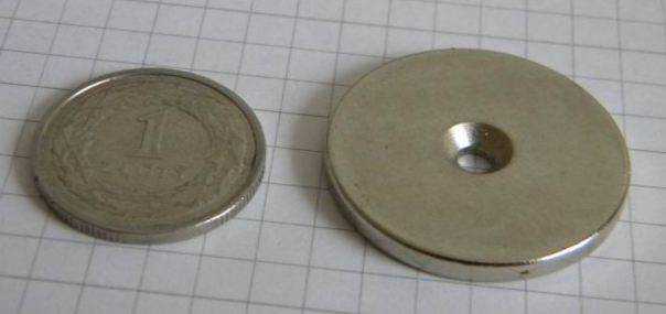 Magnes neodym. okrągły 30x7 z otworem 3,5/4mm