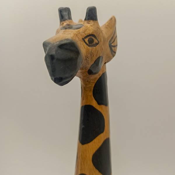 Rzeżba żyrafa 40 cm IND