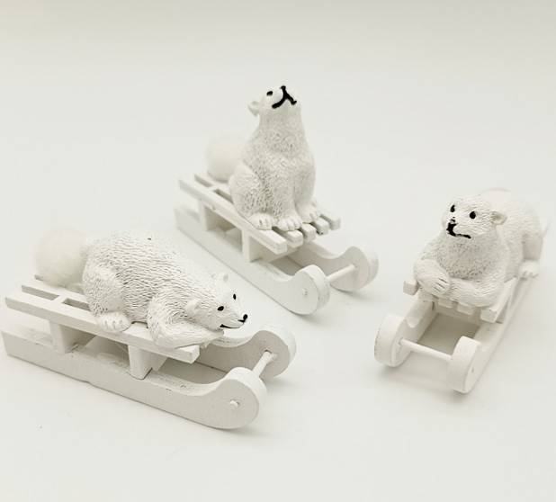 Miś mały biały na sankach 4x8x2,5 cm