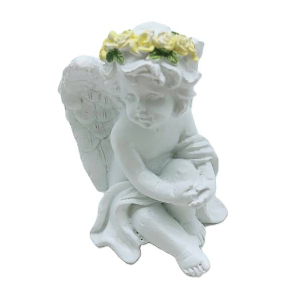 Aniołek siedzący w wianku nieb lub ecru