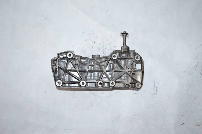 Łapa alternatora BMW E90 F10 F25 X5 2.0 D N47D20A