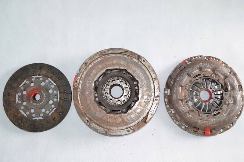Koło dwumasowe Toyota Avensis 2.0 D4D 1AD KOMPLET 20800 13450 F3712