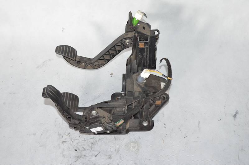 Zestaw pedałów hamulca sprzęgła gaz podstawa Renault Master III 465104099R