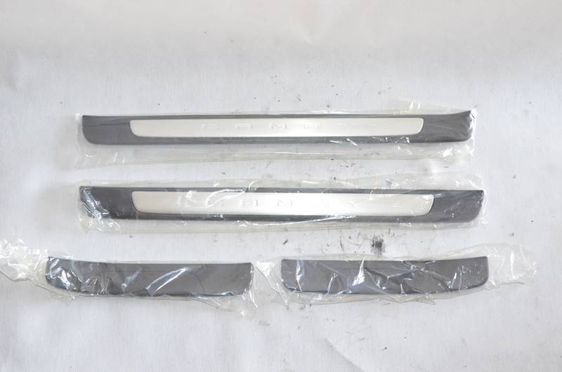 Nakładki listwy progowe Toyota Camry VIII PT922-03184 KOMPLET