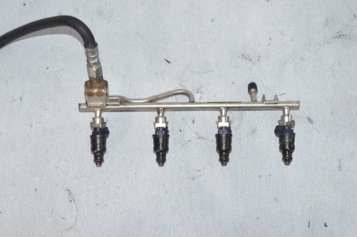 Listwa wtryskowa Opel Astra H Signum Vectra C Zafira B Saab 1.8 16V Z18XE