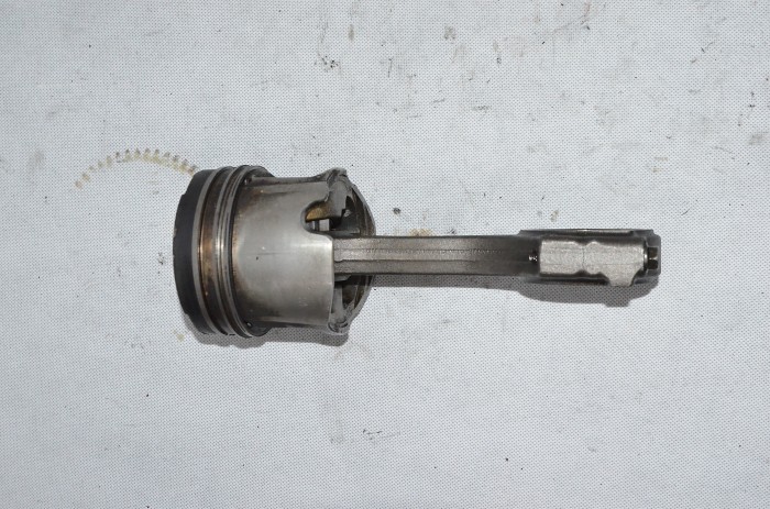 Tłok Korbowód Renault Master II Opel Movano 2.5 dCi G9U 1295 89 mm