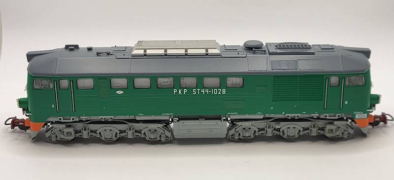 Lokomotywa ST44-1028 H0 Roco 62763 jasne podwozie