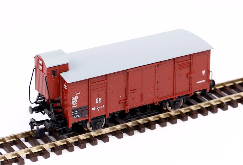 Wagon towarowy kryty z budką hamulc. TT PIKO 47760
