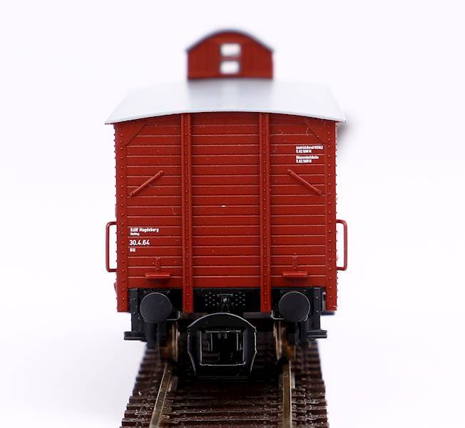 Wagon towarowy kryty z budką hamulc. TT PIKO 47760