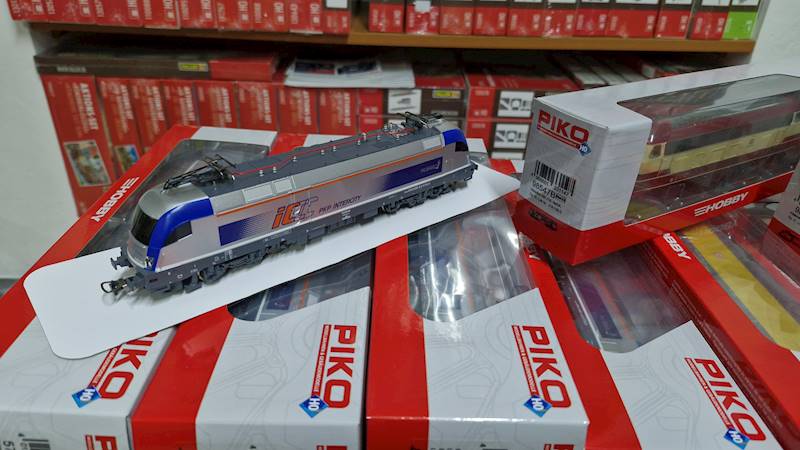 Lok. Elektr. BR183 Husarz PKP IC VI PIKO H0 57828