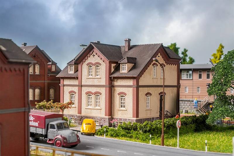 130752 Dom osiedlowy przy pl. Bergmanna 1 Faller 