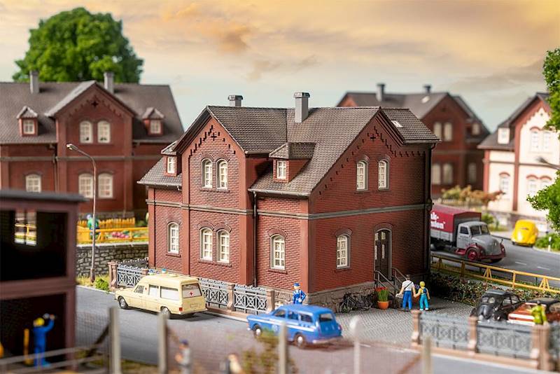 130753 Dom osiedlowy przy pl. Bergmanna 2 Faller 