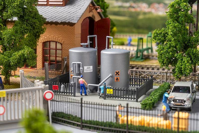 131338 Dwa zbiorniki magazynowe Faller H0