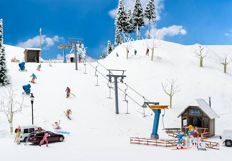 134003 Wyciąg orczykowy z kioskiem  H0 Faller 