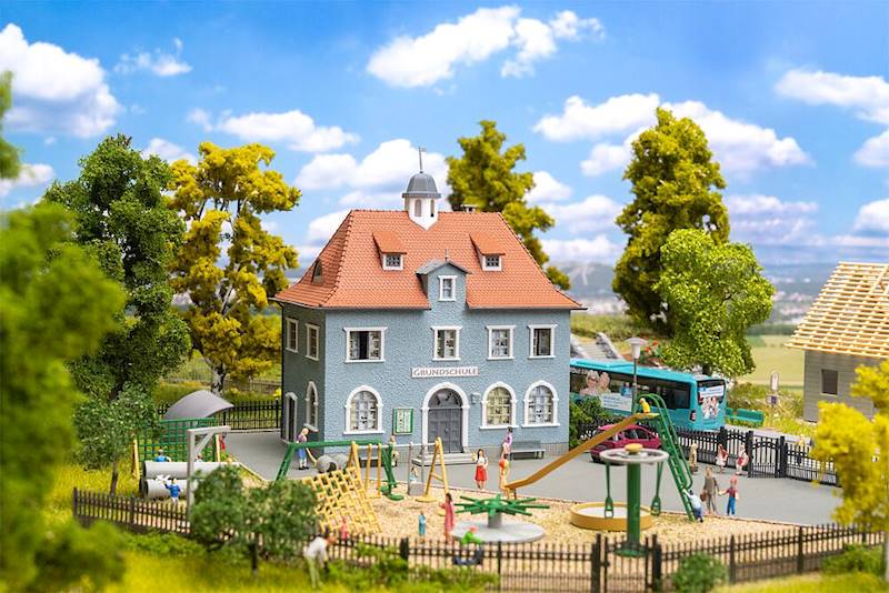 190087 Zestaw Rozpoczęcie roku szkolnego Faller H0