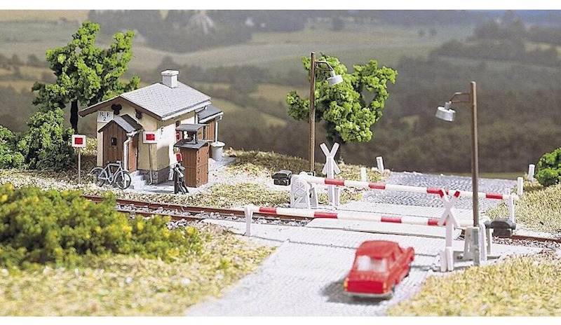 Auhagen 11345 – Przejazd kolejowy z budką dróż H0 