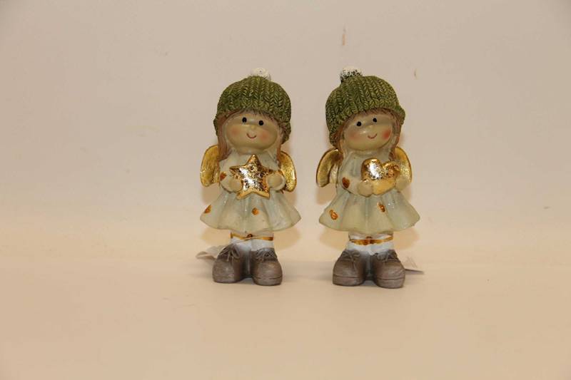 DZIEWCZYNKI W SUKIENKACH I ZIELONYCH CZAPKACH Z GWIAZDKĄ I SERCEM