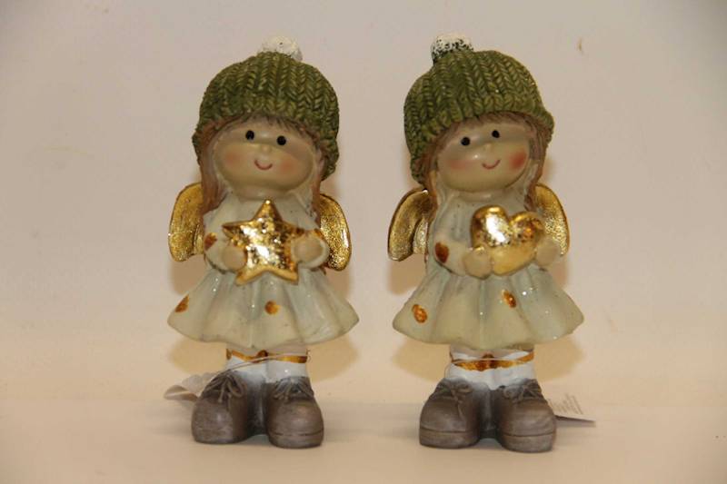 DZIEWCZYNKI W SUKIENKACH I ZIELONYCH CZAPKACH Z GWIAZDKĄ I SERCEM