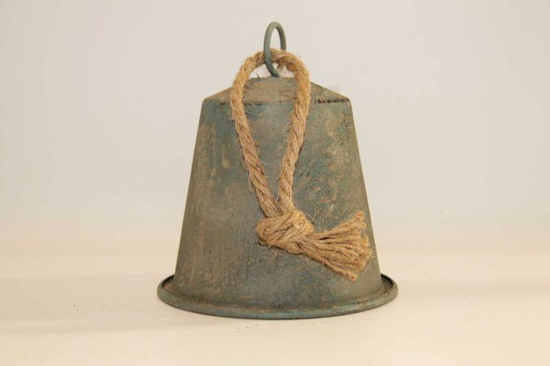 DZWON METALOWY NA SZNURZE TURKUSOWY PRZECIERANY 15*13 