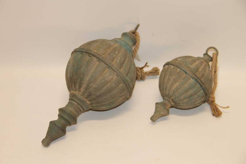 KULA W PRĄŻKI METALOWY NA SZNURZE TURKUSOWY PRZECIERANY 16*35