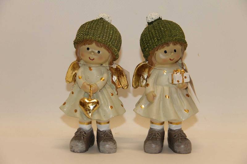 DZIEWCZYNKI W SUKIENKACH I ZIELONYCH CZAPKACH Z SERCEM I PREZENTEM