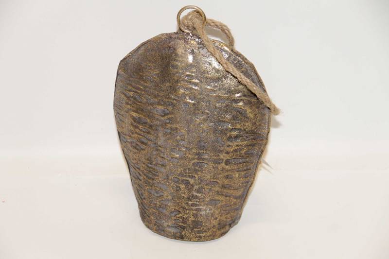 DZWON METALOWY NA SZNURZE POFALOWANY ZŁOTY PRZECIERANY 18*8,5*26 CM 