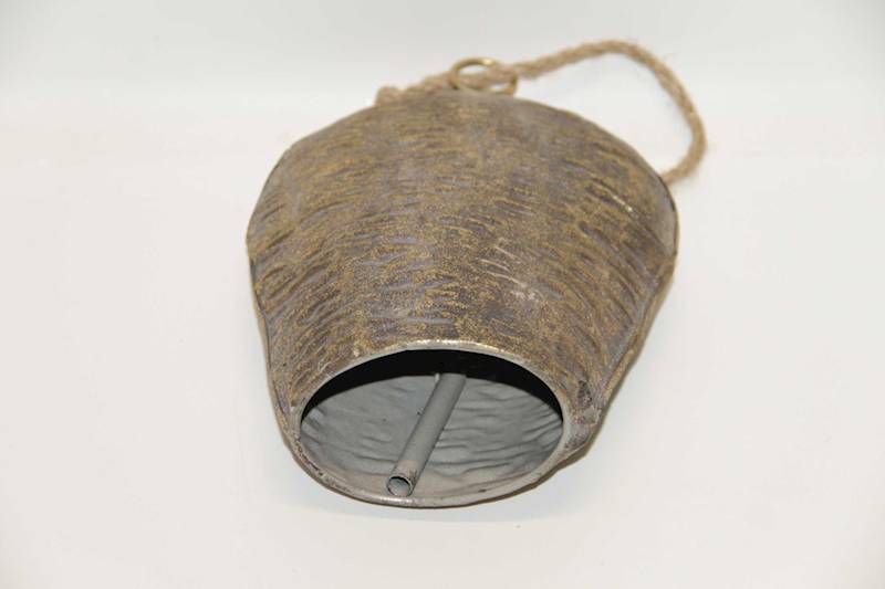 DZWON METALOWY NA SZNURZE POFALOWANY ZŁOTY PRZECIERANY 18*8,5*26 CM 