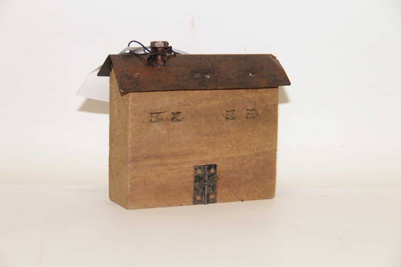 DOMEK DREWNIANY Z METALOWYM DASZKIEM BRĄZOWY 11*4,5*10