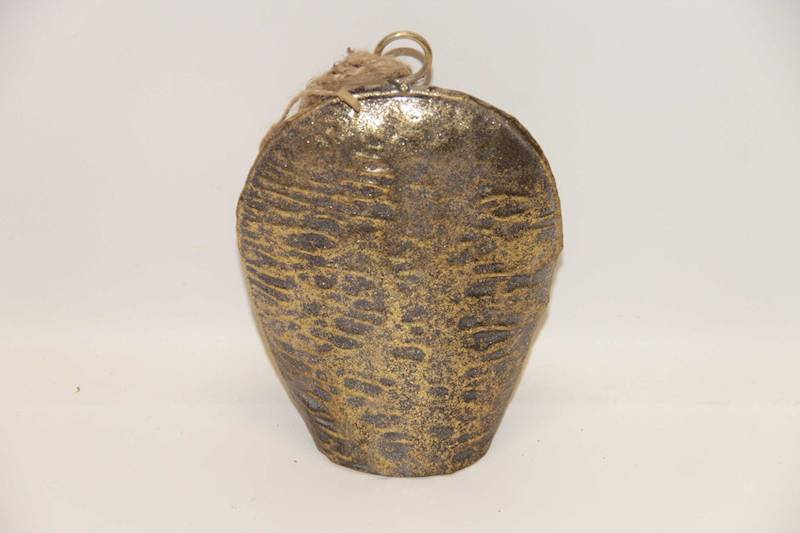 DZWON METALOWY NA SZNURZE POFALOWANY ZŁOTY PRZECIERANY 14,5*7*22 CM 