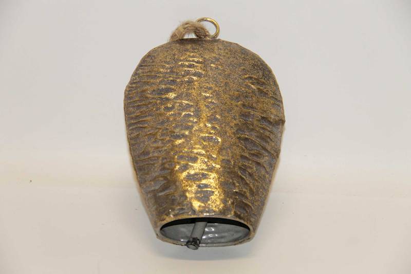 DZWON METALOWY NA SZNURZE POFALOWANY ZŁOTY PRZECIERANY 14,5*7*22 CM 