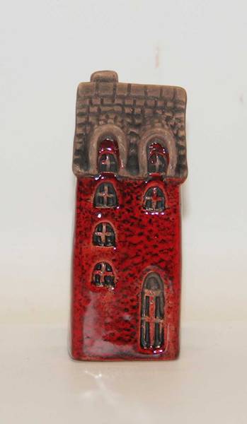 DOMEK CZERWONY Z BRĄZOWYM DACHEM 3,2*3*7,6