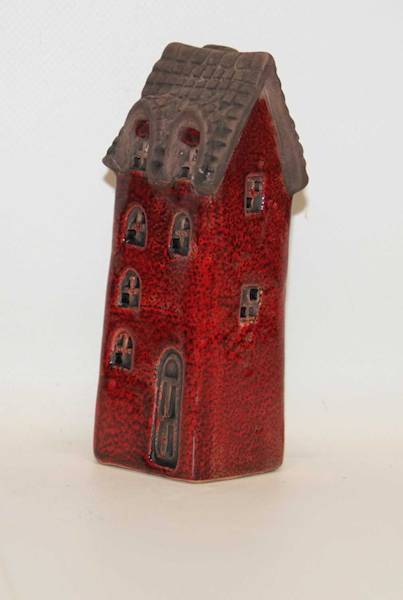 DOMEK CZERWONY Z BRĄZOWYM DACHEM S/3 4,4*4,1*11