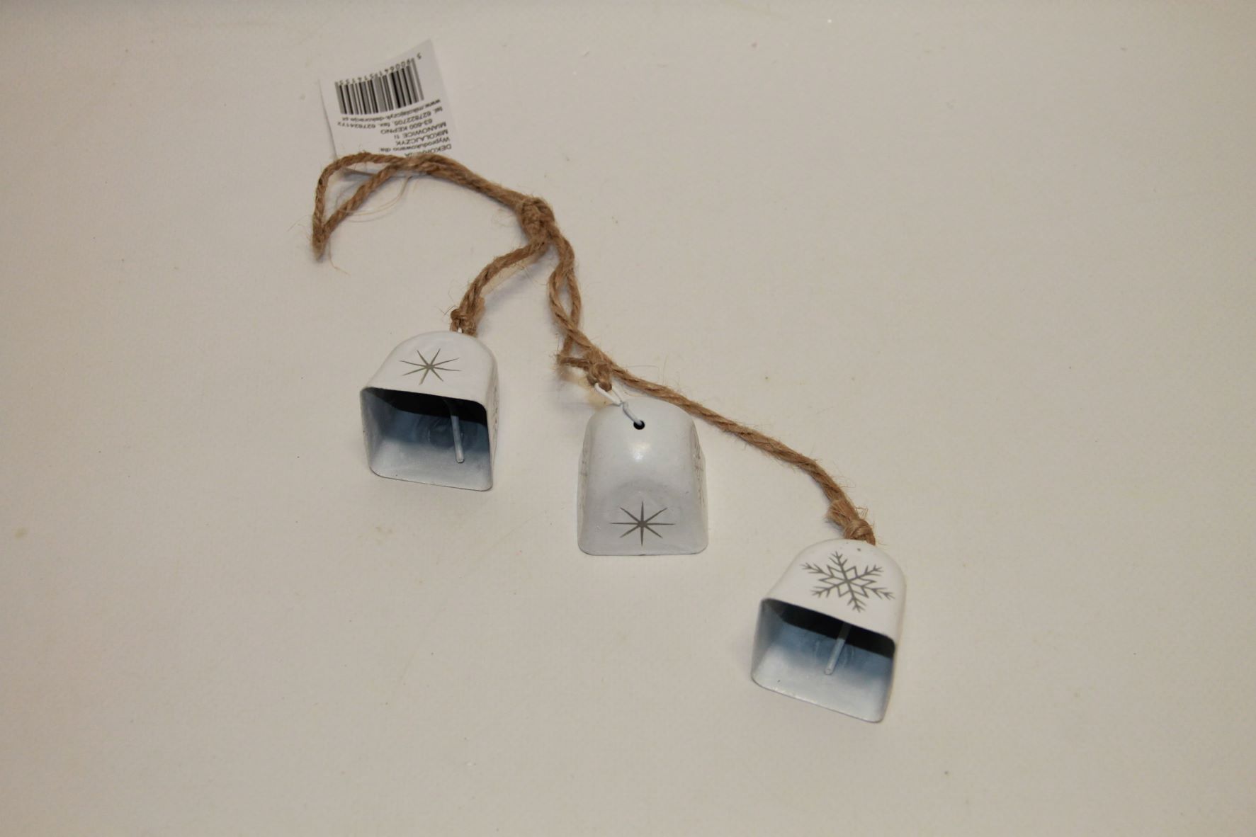 ZAWIESZKA DZWONKI METALOWE ZE ŚNIEŻYNKĄ BIAŁE 