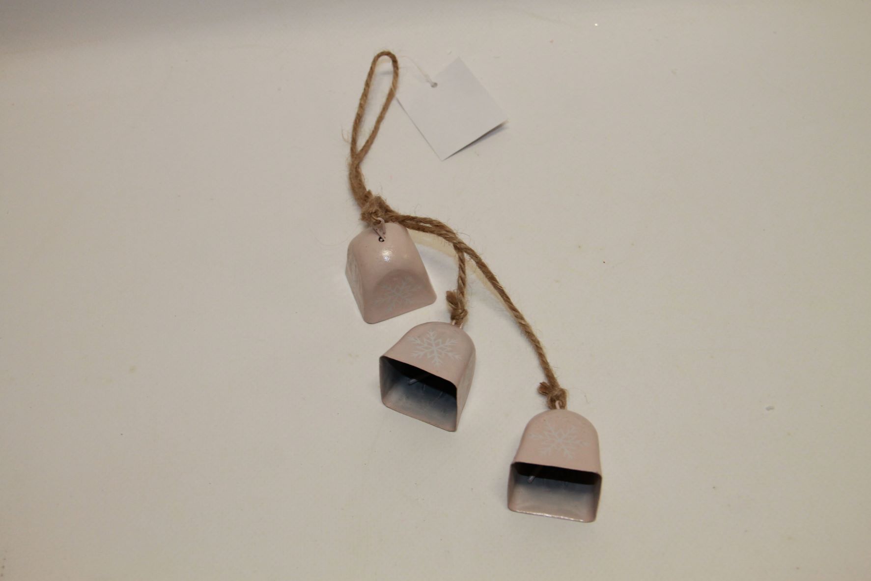 ZAWIESZKA DZWONKI METALOWE ZE ŚNIEŻYNKĄ RÓŻOWE