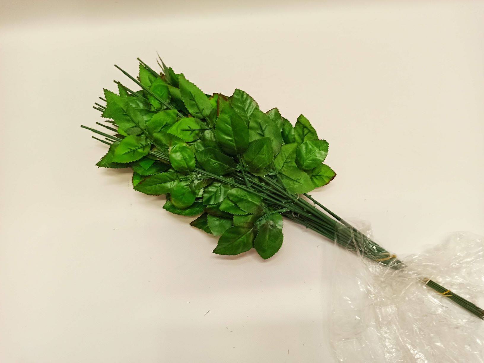 090 ŁODYGA RÓŻY DUŻA 24 SZT